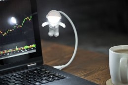 STYLOWA LAMPKA NOCNA NA USB LATAJĄCY ASTRONAUTA